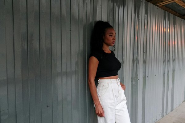 Comment choisir des boucles d'oreilles fines pour un look minimaliste chic ?