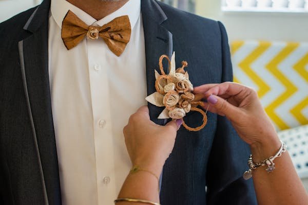 Nœud papillon en bois personnalisé : élégance et originalité